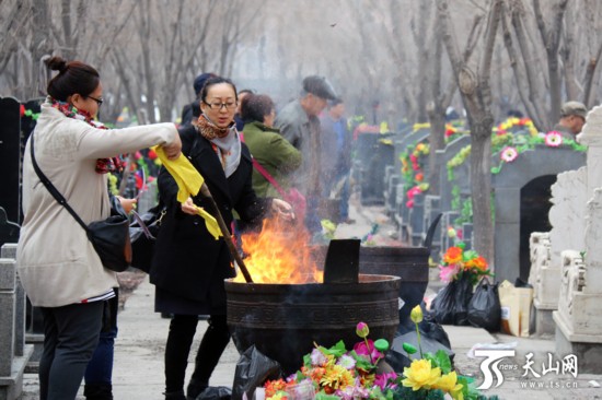 烏魯木齊：清明祭祀 你與文明還差幾步