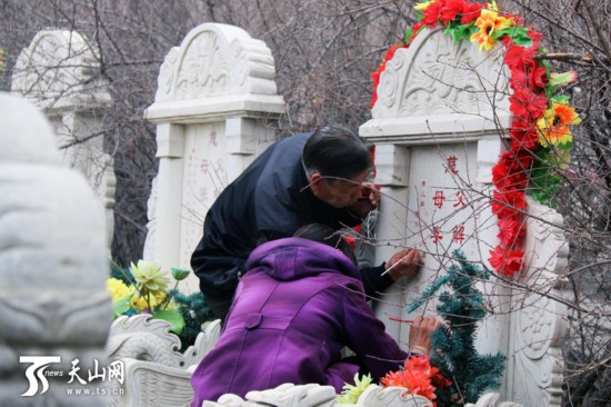 烏魯木齊：清明祭祀 你與文明還差幾步