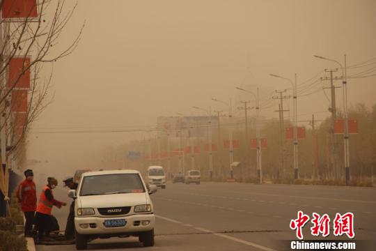 新疆南部沙塵持續(xù)數天 溫度持續(xù)走低