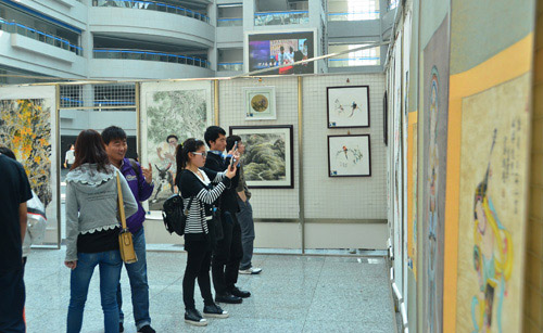 石河子大學(xué)美術(shù)系學(xué)子舉辦“藝•行”畫展