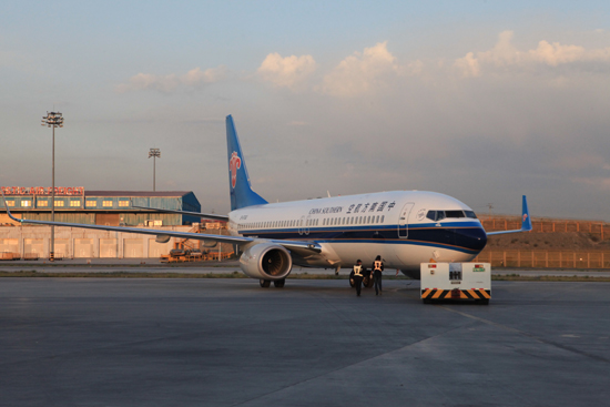 南航波音737-800客機(jī)首飛疆內(nèi)支線(xiàn)航班