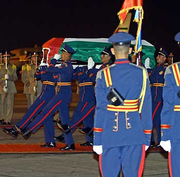 Egyptian Guards of Honour carry the coffin of Palestinian Leader Yasser Arafat on its arrival in Cairo late November 11, 2004. Arafat, who rose from guerrilla icon to Nobel prize-winning peacemaker only to fall into isolation amid new violence with Israel, died in a French hospital on Thursday, a hospital spokesman said. [Reuters]