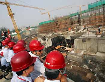 Members of the International Olympic Committee (IOC) coordination commission inspect the progress of the National Stadium for the 2008 Olympic Games while wearing hard hats at the construction site in Beijing May 31, 2005. A team of International Olympic Committee inspectors are on a four-day visit to Beijing. [Reuters]