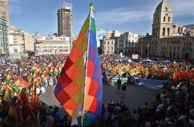 Thousands of Bolivian workers, some members of the Comerce Union of La Paz, congregate at the San Francisco square after they marched demanding the country's natural gas wealth be nationalized in La Paz, Bolivia on Tuesday, June 14, 2005.(AP 