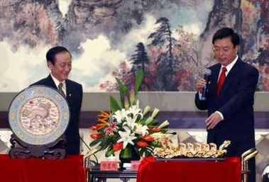 Yok Mu-ming (L), chairman of the New Party in Taiwan and Zhang Dejiang (R), party secretary of Guangdong province, exchange gifts during a meeting in Guangzhou in southern China's Guangdong province July 6, 2005. 