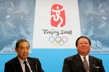 Hong Kong's Secretary for Home Affairs Patrick Ho (R) and Hong Kong Jockey Club chairman Ronald Arculli attend a news conference, announcing the equestrian events at the 2008 Beijing Olympics will be staged in Hong Kong, July 8, 2005.