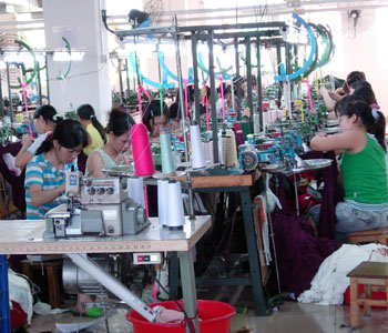 Female workers work at a textile factory in Dongguan, South China's Guangdong Province in this picture taken on August 1, 2005. [newsphoto]