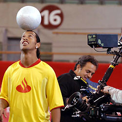 Brazilian soccer player Ronaldinho (L) controls the ball while filming a commercial in Madrid December 1, 2005. 