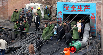 Rescue workers are busy dealing with a water pump at a flooded coal mine in XinKan County, Henan Province on Saturday. XIAO LIN