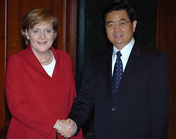 Hu meets German leaders on expanding ties