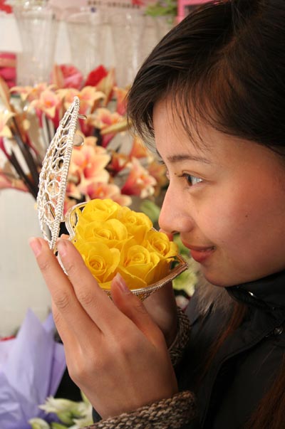 Perfumed soap roses sold well on Women's Day