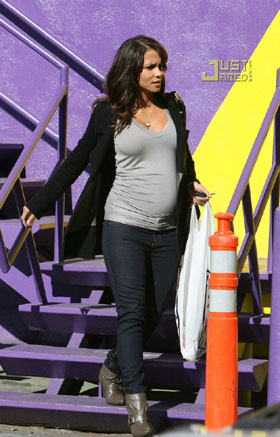 41-year old Halle Berry pregnant with first child