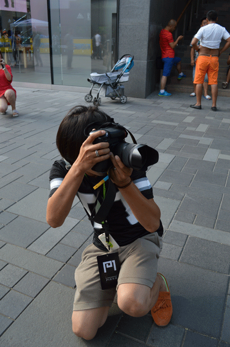 Smile, shove, snap: cameramen behind the street fashion