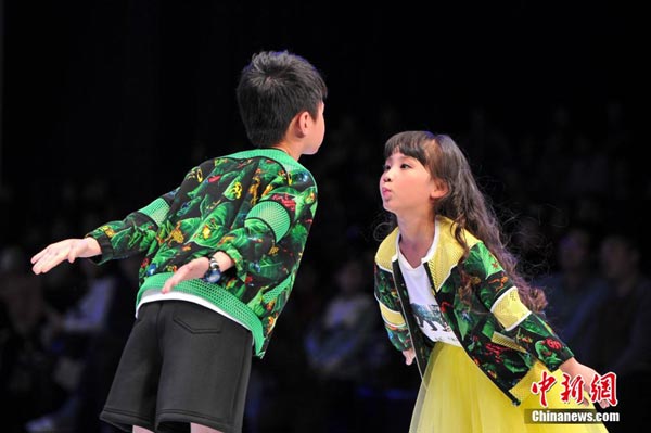 Children perform at fashion show in S China