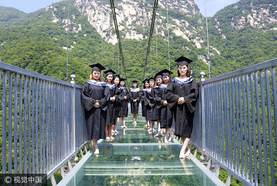 Students take fashion shots to remember college life