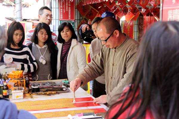 Crowds pack historic Taipei New Year market