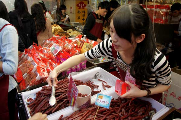 Crowds pack historic Taipei New Year market