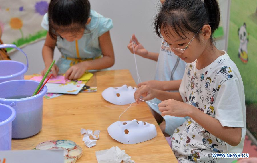 Children have fun at school supplies fair in Nanning