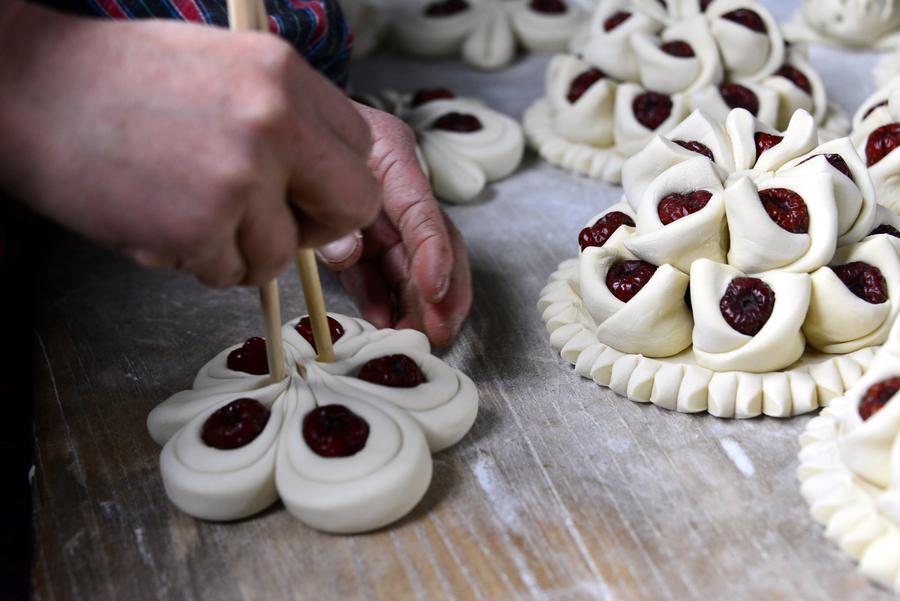 Taste of new year: Traditional staple food in E China