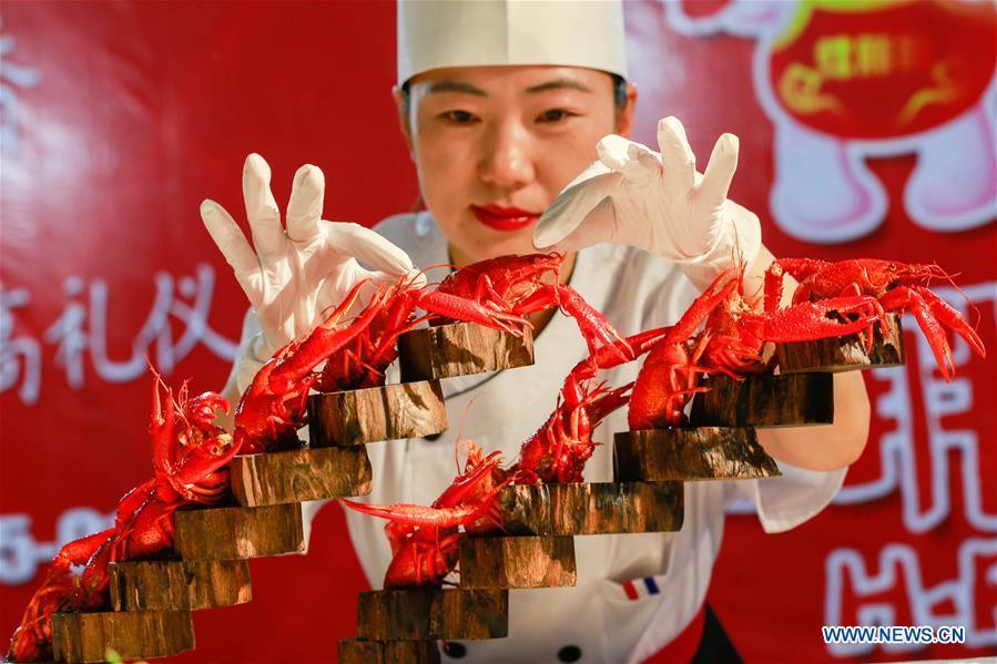 Lobster cuisine championship held in E China's Jiangsu