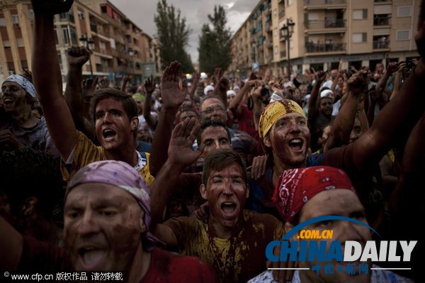 西班牙民眾慶祝卡斯卡摩拉斯節(jié) 黑油脂臭雞蛋不亦樂乎