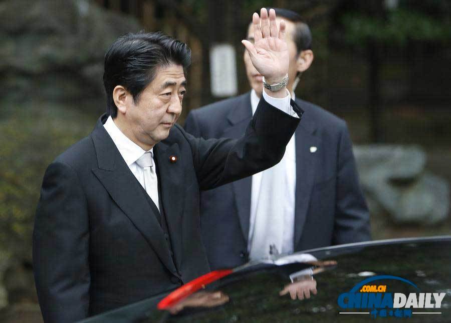 安倍晉三在神職人員引領(lǐng)下參拜靖國神社