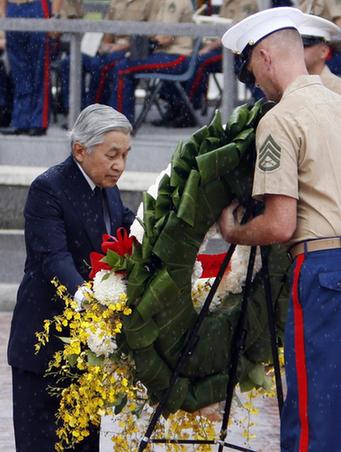 日本天皇參觀美國(guó)二戰(zhàn)公墓 希望日本不再犯錯(cuò)