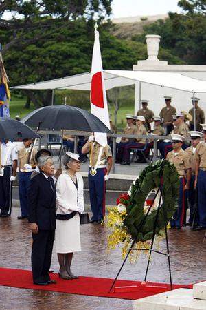 日本天皇參觀美國(guó)二戰(zhàn)公墓 希望日本不再犯錯(cuò)