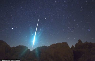 美攝影師拍下絕美雙子座流星雨 如鉆石利劍劃破夜空