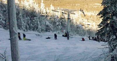 美滑雪場纜車索道遇強(qiáng)風(fēng)脫軌 8人受傷二百多人被困