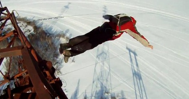 英男子120米高處跳傘出意外 墜落雪地幸運生還