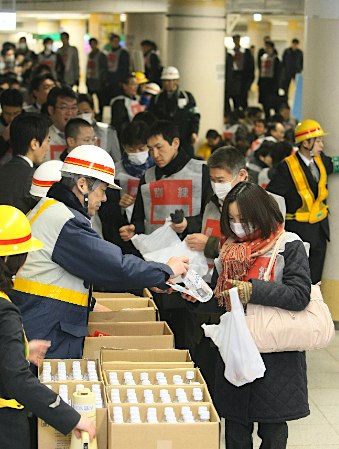 東京舉行地震避難萬人演習(xí)