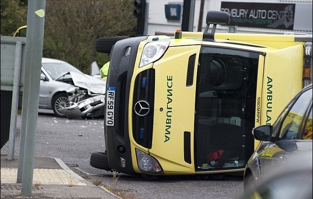 英救護車執(zhí)行任務途中被撞翻 醫(yī)護人員嬉戲留影遭詬病