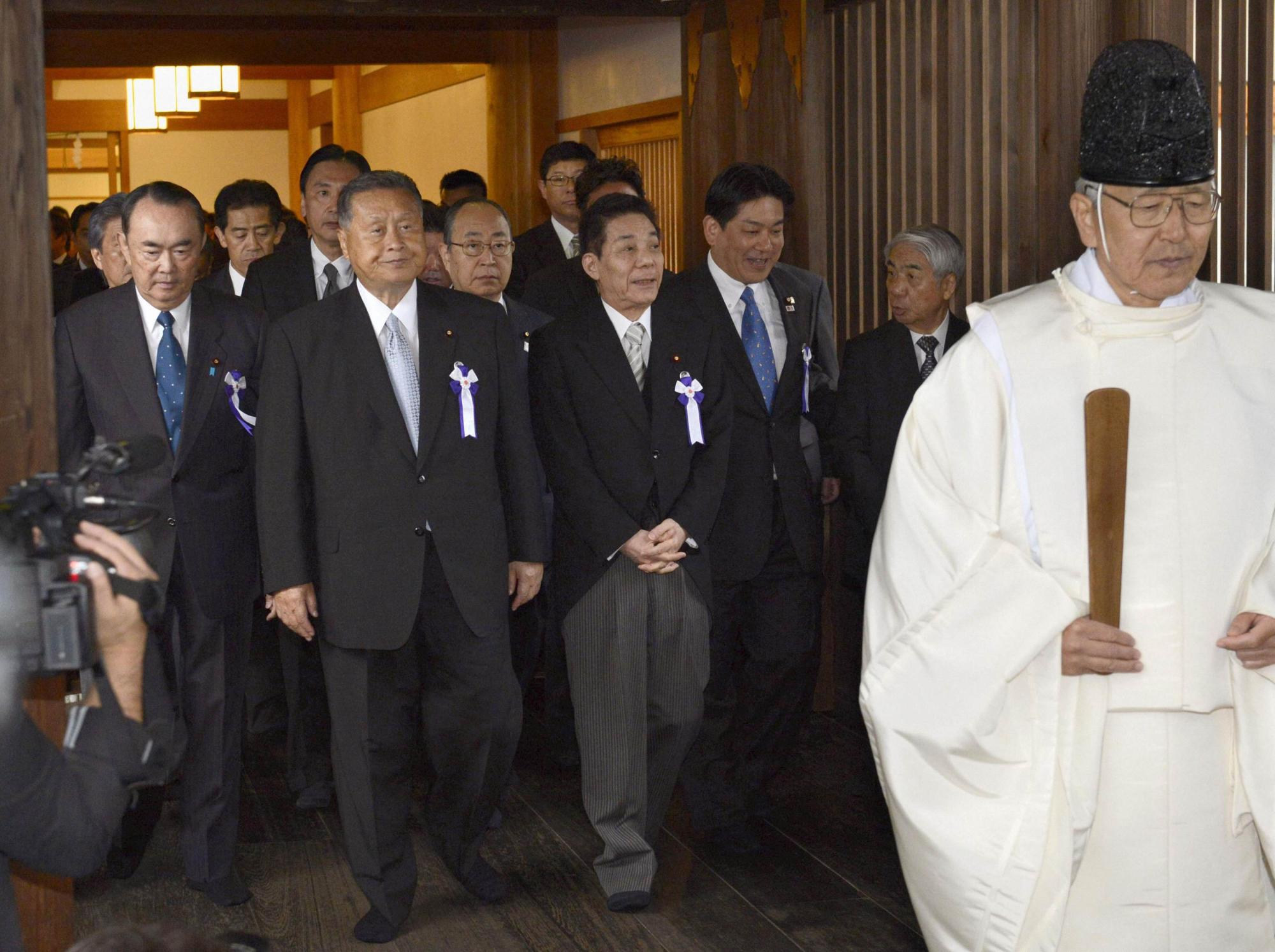 日本67名議員參拜靖國神社 首相深陷內(nèi)憂外患借酒消愁