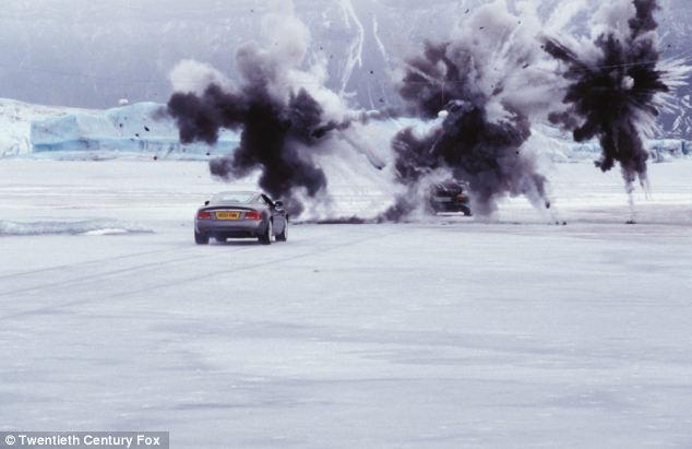 日本“透明汽車”技術助司機車內觀外景 可避免倒車時發(fā)生慘劇