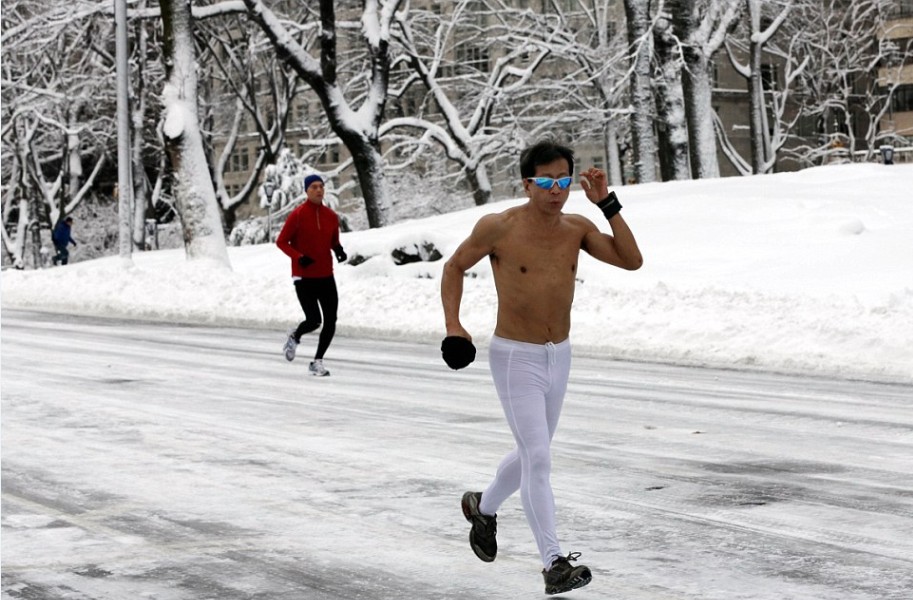 美東北部暴風(fēng)雪致6人死亡 積雪深近一米