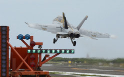 駐日美國海軍在硫磺島進(jìn)行美航母艦載機(jī)訓(xùn)練