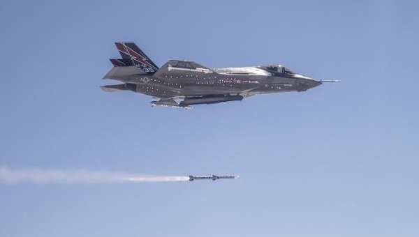 美國(guó)F-35戰(zhàn)斗機(jī)完成首次空中導(dǎo)彈發(fā)射測(cè)試