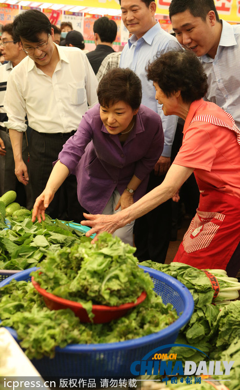 樸槿惠走進(jìn)菜場(chǎng)詢問(wèn)最新菜價(jià) 關(guān)心民眾生活（組圖）