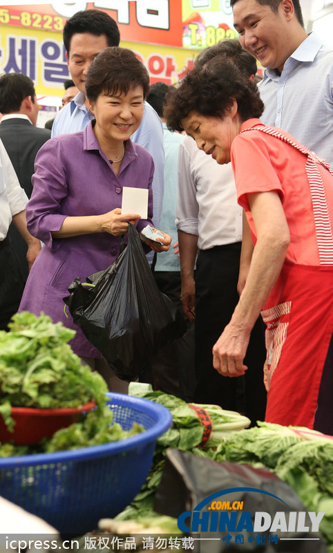 樸槿惠走進菜場詢問最新菜價 關(guān)心民眾生活（組圖）