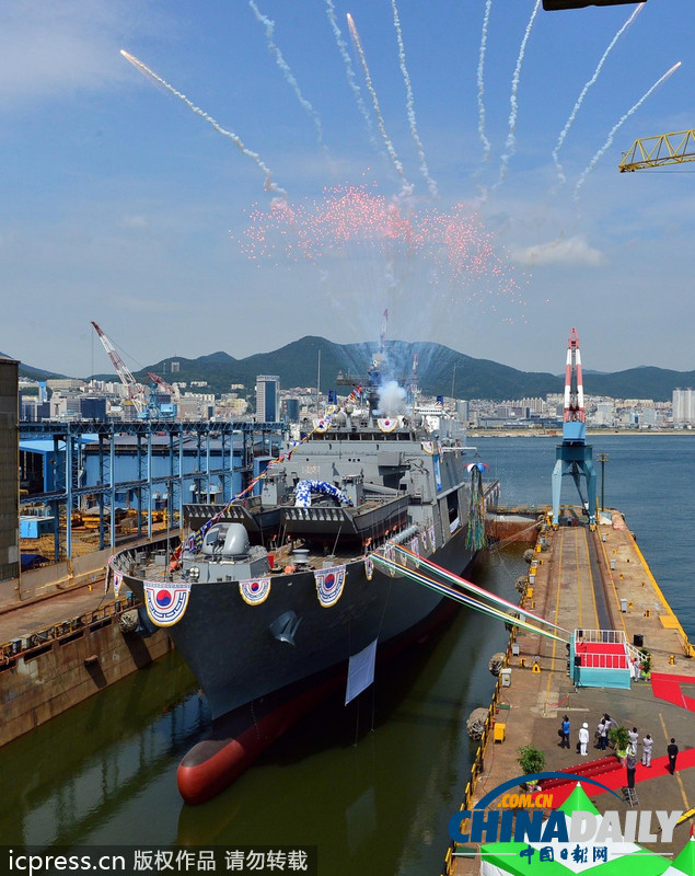 韓國(guó)新一代登陸艦“天王峰”下水 2015年實(shí)戰(zhàn)部署（組圖）