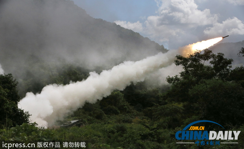 駐韓美軍試射多管火箭 場面壯觀（高清組圖）