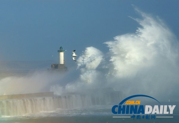 歐洲多國(guó)遭遇強(qiáng)風(fēng)暴襲擊 十余人死亡損失慘重（組圖）