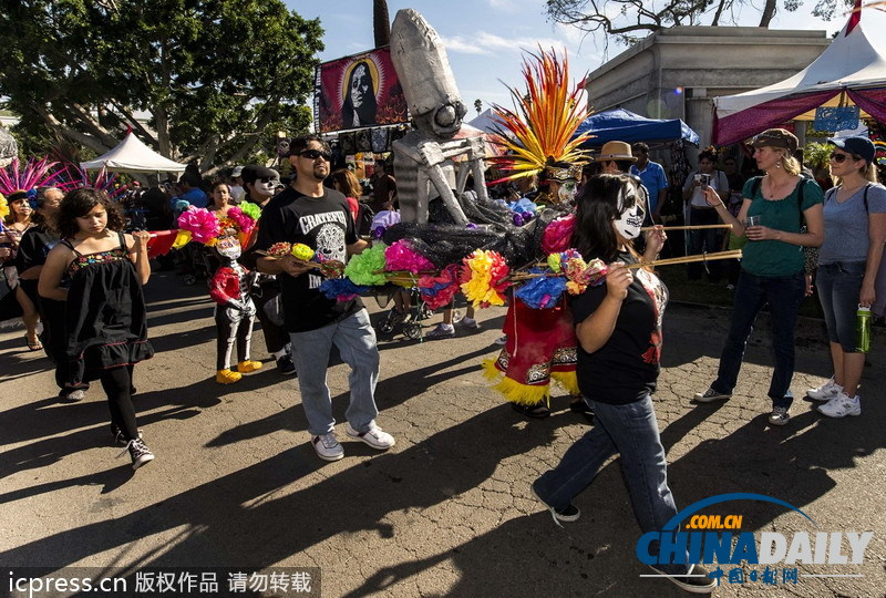 美國(guó)好萊塢墓園舉行亡靈節(jié)慶祝活動(dòng)