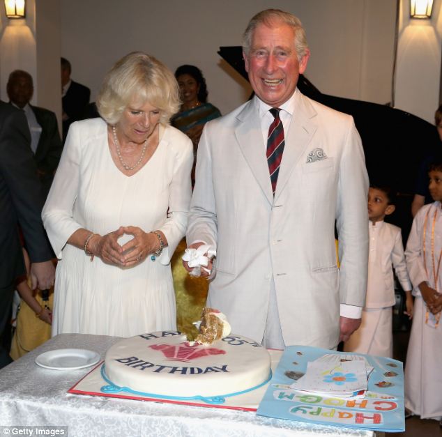 女游客唱生日歌祝壽 英國查爾斯王儲拋玫瑰致謝（圖）