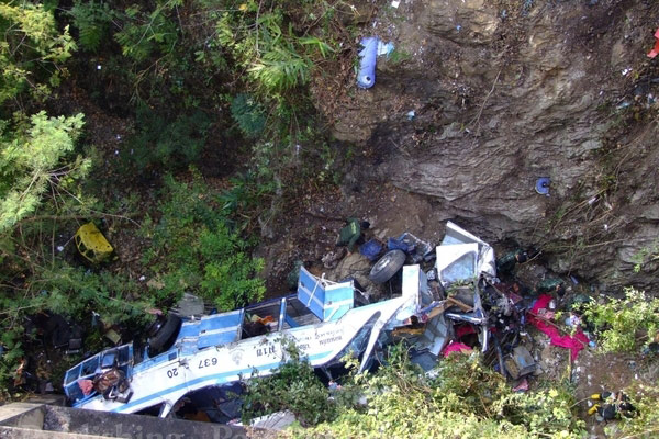 圖：泰國(guó)客車墜峽谷數(shù)十人死傷 司機(jī)疑疲勞駕駛