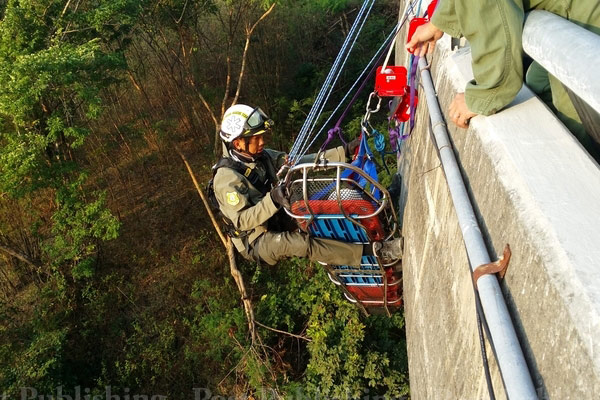 圖：泰國(guó)客車(chē)墜峽谷數(shù)十人死傷 司機(jī)疑疲勞駕駛