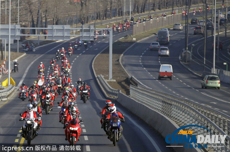 百名圣誕老人機車大游行 為兒童送禮物異常拉風