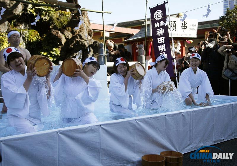 為凈化身體和靈魂 日本神道教信徒無(wú)論男女自潑冰水