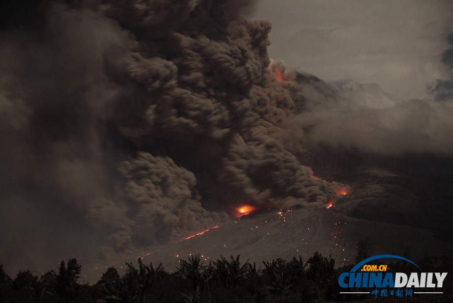 組圖：印尼錫納朋火山持續(xù)噴發(fā) 煙塵滾滾遮天蔽日